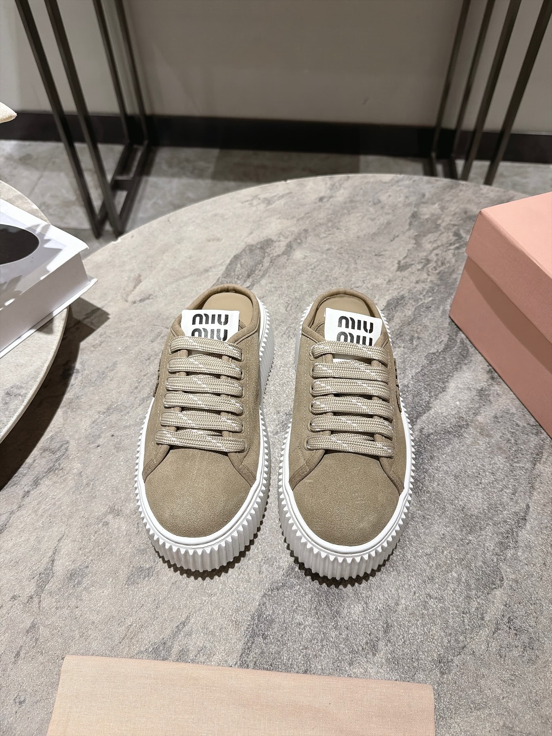 Miu Miu MIUMIULuxuriant and harmonious26New ArrivalVintage fashionable platform cookie white sneakers Understated luxury.The shoes are tidy