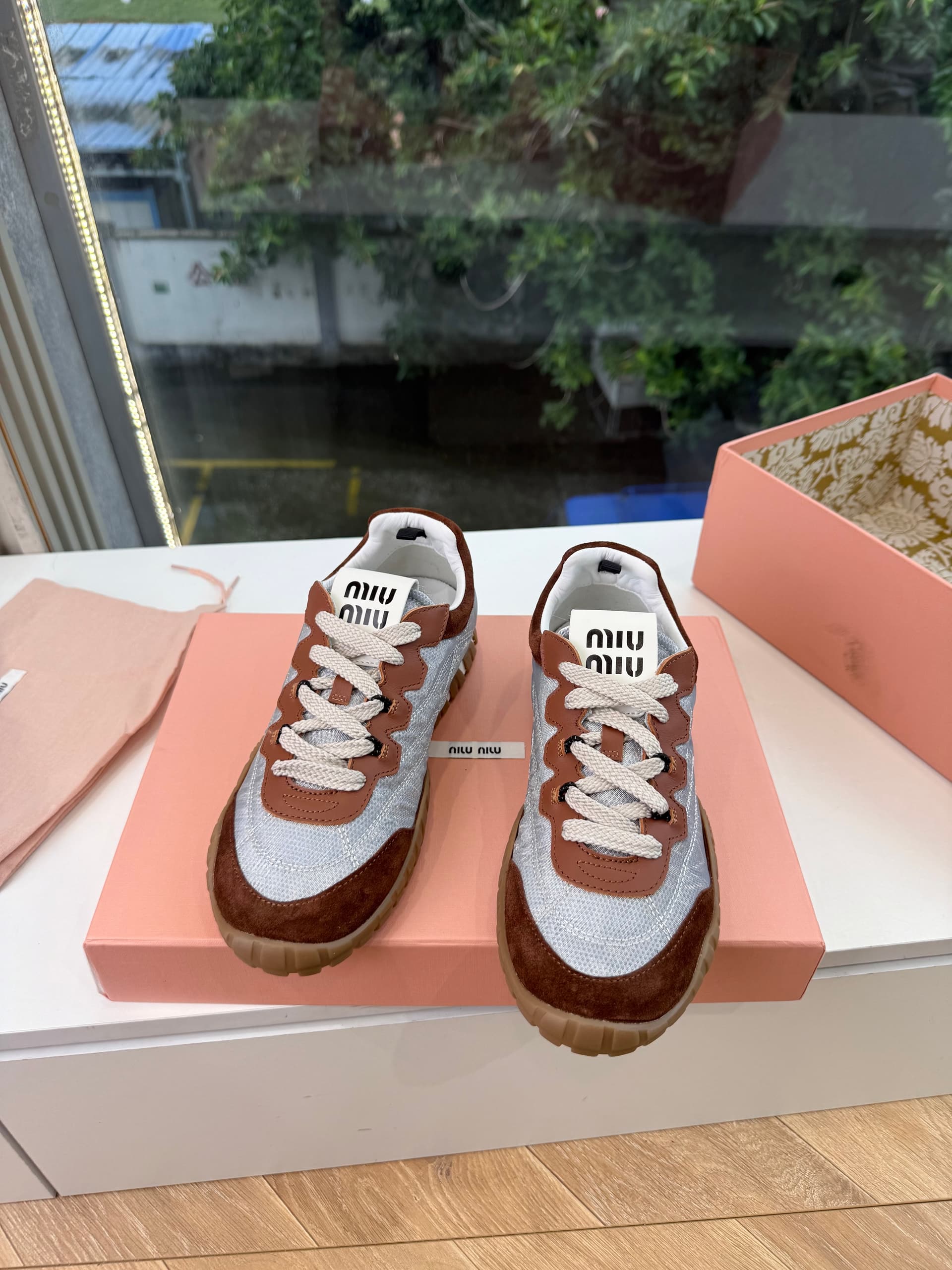 Miu Miu Top-tier Miu Miao ChunxiaNew ArrivalRunway walkMiuMiuBiscuit soles, Dexun mesh, breathable casual shoes, runway craftsmanship