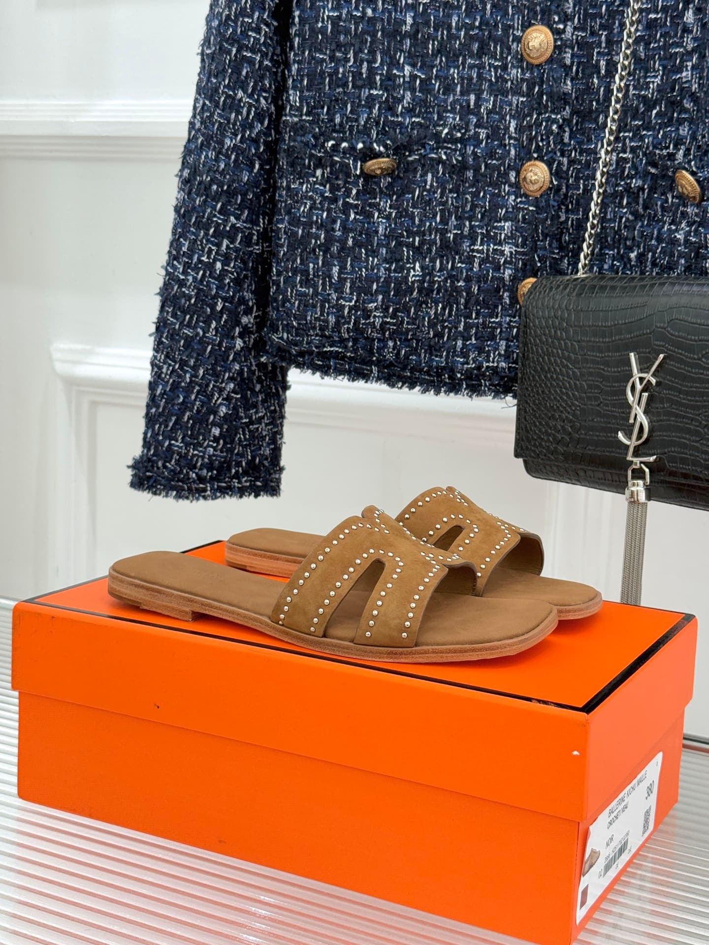 Hermès Hermès Hermès' perennial classic flatsHSlippers Perfecting minimalist aesthetics with ultimate craftsmanship